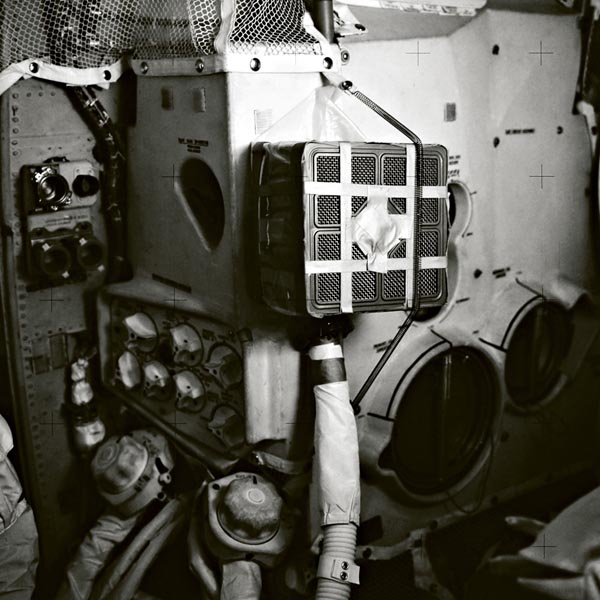 “休斯頓，我們這里遇到麻煩了。”事實上，“阿波羅13號”宇宙飛船遇到了諸多危急難題。
 宇航員們逃離受損的指揮艙，撤離到小型“水瓶座”號登月艙以節(jié)省電力，制造出一個臨時過濾器用以吸收濃度過高的二氧化碳。